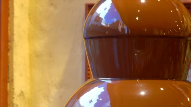 Panorama of a chocolate fountain in a store window — Stock Video