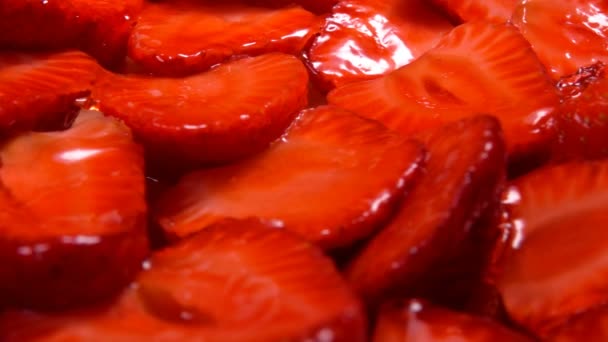Super close-up de torta de morango fatiada em um prato — Vídeo de Stock