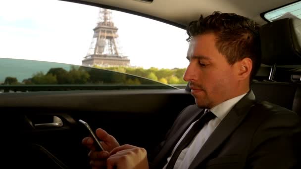 Aantrekkelijke zakenman spreekt op een mobiele telefoon — Stockvideo