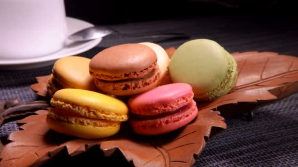 Macarons français se trouvent dans l'assiette sous la forme de feuilles — Video