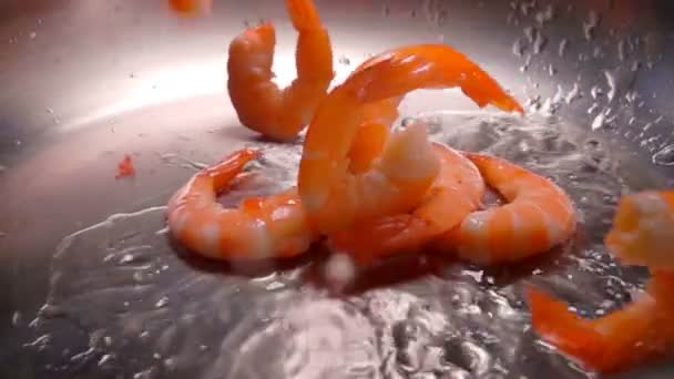 Lahodné krevety padají na vyhřívaný rostlinný olej — Stock video