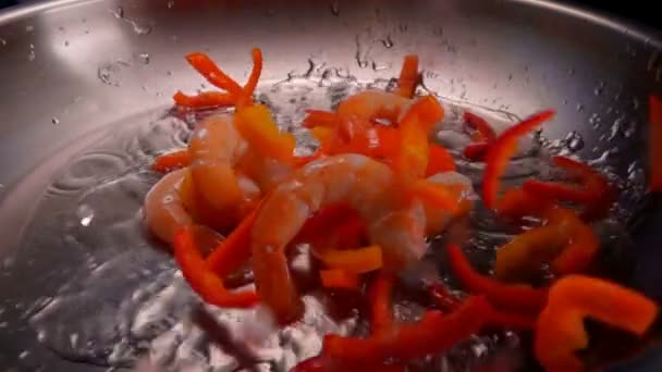 Bouquet de crevettes et de poivre tombent sur une huile chauffée — Video