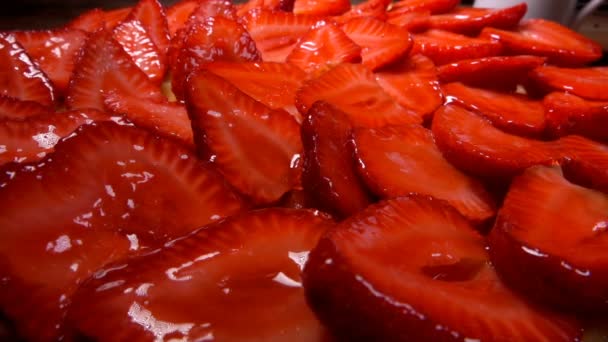 Kuchen mit geschnittenen Erdbeeren mit Gelee überzogen — Stockvideo