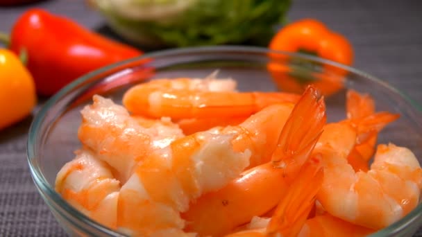 Hand puts delicious shrimp in a glass bowl — Stock Video