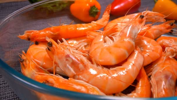 Delicious large unpeeled shrimp in a glass bowl — Stock Video