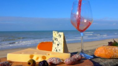 Kırmızı şarap peynirin yanındaki bardağa dökülür.