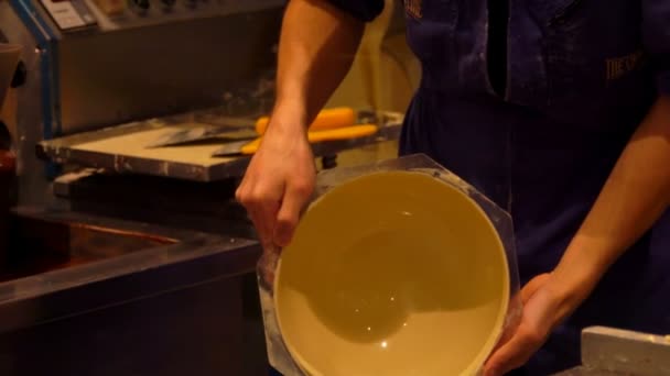 Trabajador de fábrica hace un tazón de chocolate blanco — Vídeos de Stock