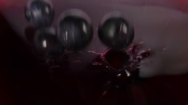 Büyük olgun yaban mersini suya düşer.