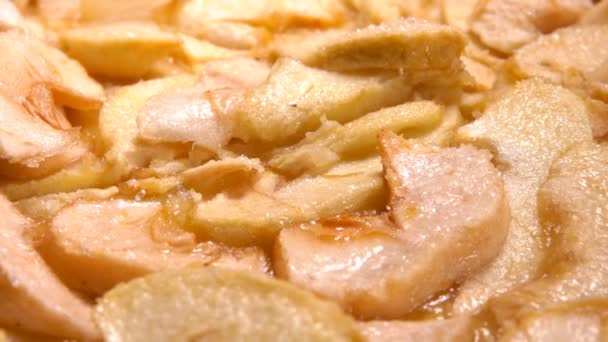 Шматок яблучного пирога піднімають з листа для випічки — стокове відео