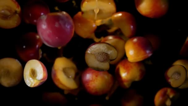 Персикові половинки літають і відскакують в розпилювачі соку — стокове відео