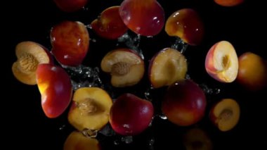 Şeftalinin yarısı su damlalarında uçar.