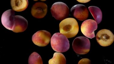 Şeftali sineklerinin yarısı su damlalarında zıplar.