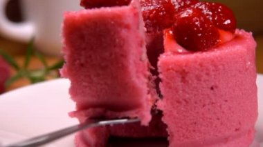 Mousse ahududu Fransız pastası çatalla alınır.