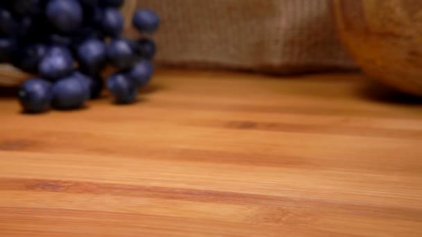 蓝莓从篮子里掉到一张木制桌子上 — 图库视频影像