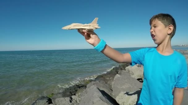 Boy juega con el avión e imita el sonido del vuelo — Vídeo de stock