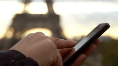 Telefon ekranına elle tıklayın.
