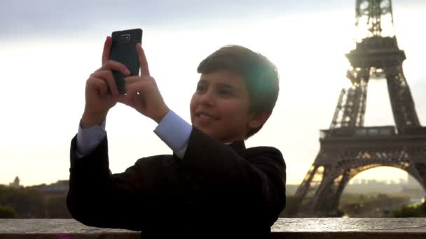 Мальчик улыбается на фронтальной камере телефона — стоковое видео