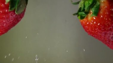 İki sulu çilek birbiriyle çarpışıyor.