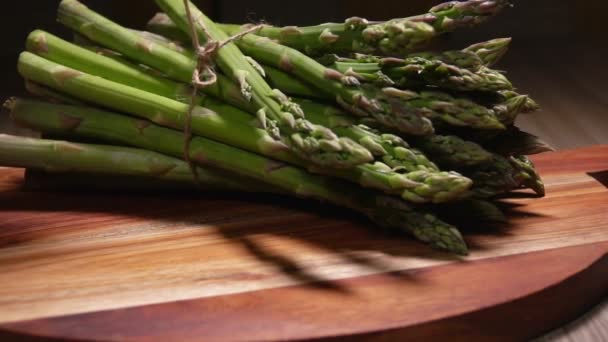 La corda si scioglie su un mazzo di asparagi verdi freschi — Video Stock