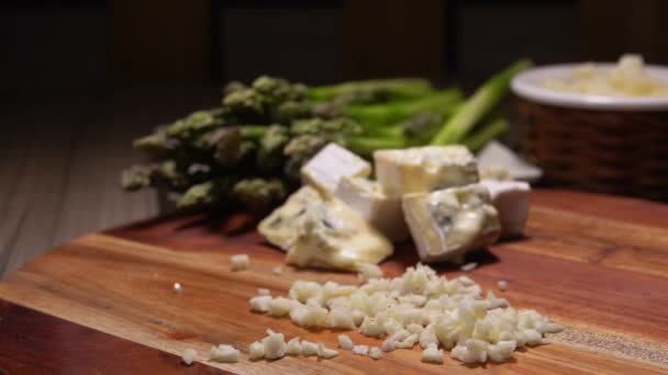 Ingrediënten voor kaassaus met groene asperges — Stockvideo