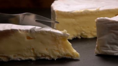 Çatal lezzetli bir parça krem peyniri keser.