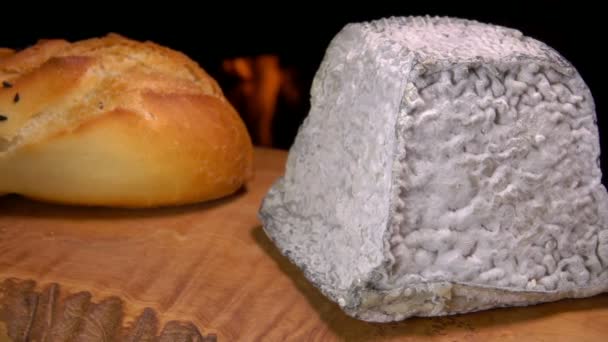 Piramide Valencay formaggio sdraiato su una tavola di legno — Video Stock