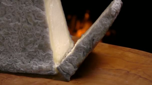 Brânza Pyramid Valencay cade pe o placă de lemn — Videoclip de stoc