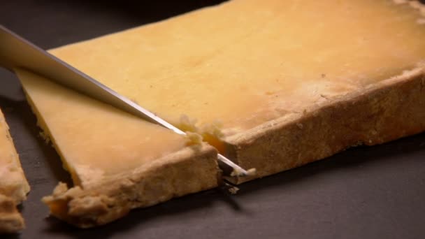 Fromage de chèvre à pâte dure Etorki coupé au couteau — Video