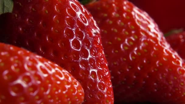 Close-up van sappige aardbeien met druppel water — Stockvideo