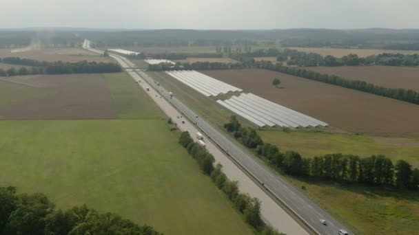 Luftaufnahme eines riesigen Komplexes von Sonnenkollektoren — Stockvideo