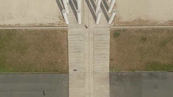 Architettura moderna posto di dodici colonne in Francia — Video Stock