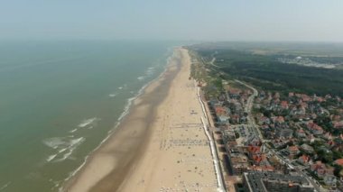 Şehir sokaklarının yakınındaki kumlu bir plajın hava görüntüsü.