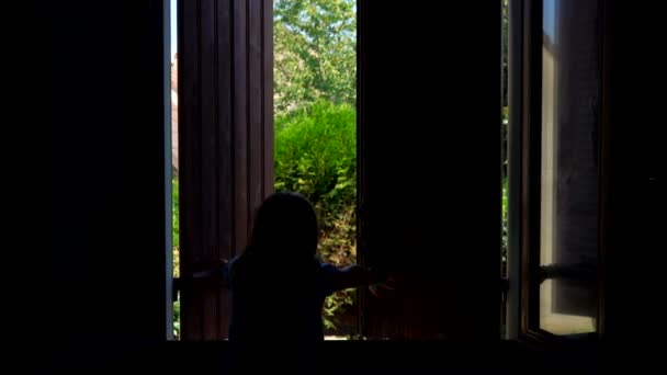 Fröhliches Flaschenmädchen öffnet frühmorgens das Fenster — Stockvideo