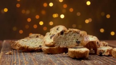 Cantucci kurabiyeleri ahşap bir yüzeye düşüyor.