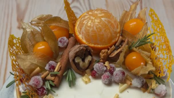 Délicieux gâteau décoté aux canneberges, kaki, mandarines et chocolat — Video