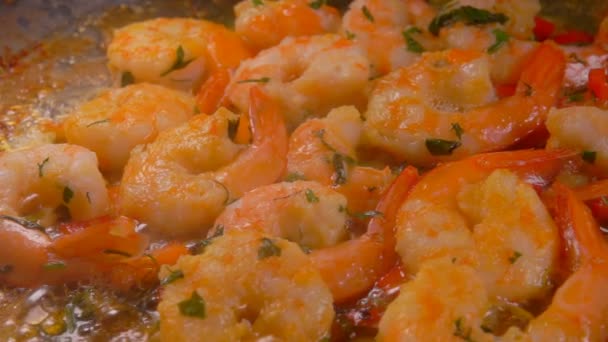 Deliciosos camarones deliciosos se fríen en un aceite caliente en la sartén — Vídeo de stock