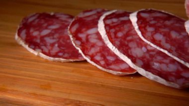 Lezzetli kuru sosislerden oluşan yakın çekim manzarası beyaz derili.