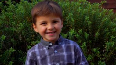 Mutlu çocuk yüksek sesle gülüyor ve sağa sola sallanıyor.