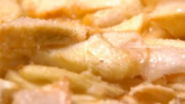 Lezzetli ev yapımı elmalı turtanın yakın çekimi. 