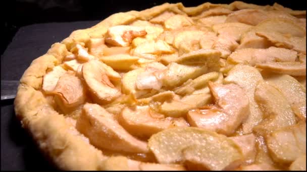 Delicioso pastel de manzana francés casero sacado con espátula — Vídeo de stock