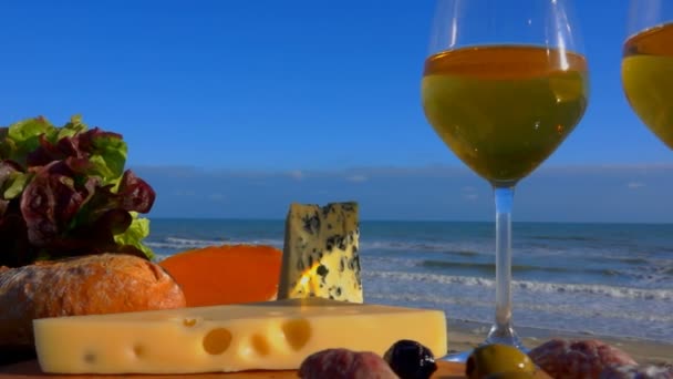 Panorama de pique-nique romantique au bord de la mer avec vin blanc — Video