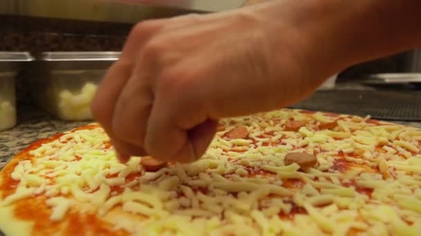 Chefs manos poniendo los ingredientes para la pizza — Vídeos de Stock