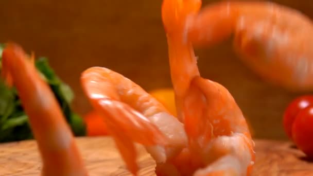 Close-up de camarões descascados caindo na placa de madeira — Vídeo de Stock