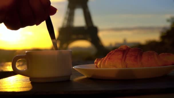 Café du matin avec croissant sur le fond de la Tour Eiffel — Video