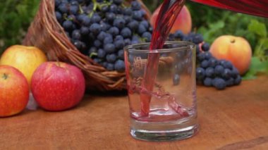 Üzüm ve meyvelerin arka planına üzüm suyu döküldü.
