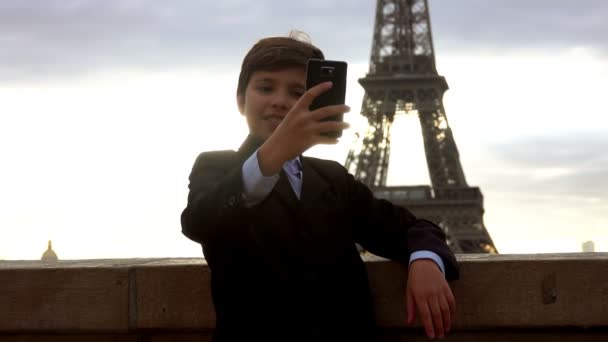 Guapo colegial en un traje está haciendo una selfie en el teléfono — Vídeo de stock