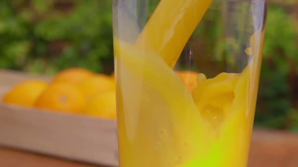 Panorama de jus d'orange frais versé dans une cruche en verre — Video