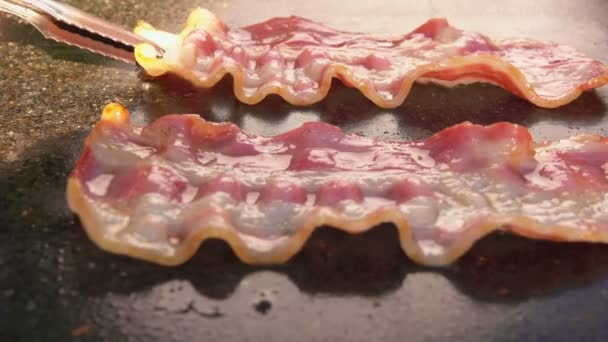 Super primo piano di strisce arrostite di pancetta tolte dalla griglia piatta — Video Stock