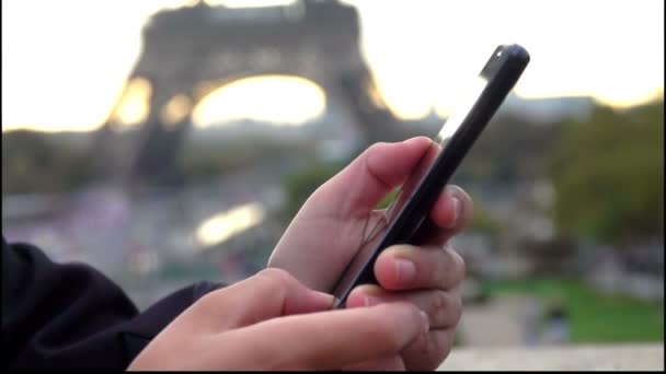 Primer plano de un dedo de un niño haciendo clic en la pantalla del teléfono — Vídeo de stock