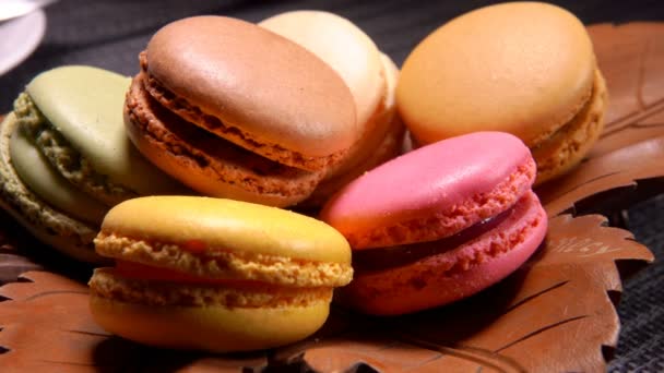 Close-up de deliciosos macaroons de amêndoa multicoloridos — Vídeo de Stock